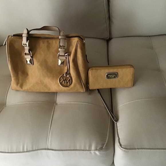 Michael Kors handbag and Michael Kors wallet - Picture 6 of 8